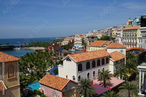 Sunset Town in Phu Quoc Vietnam, mediterrane Stadt an der Seilbahnstation