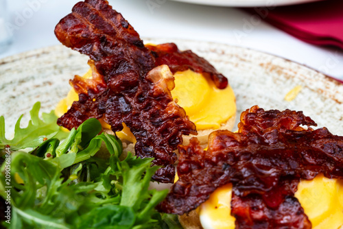 Tableau sur toile eggs benedict on toasted English muffins topped with crispy bacon