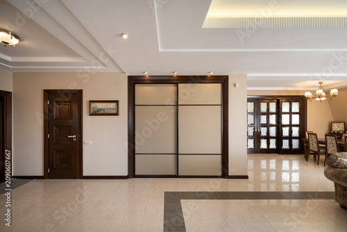 Cuadro en lienzo Classic luxury hallway interior with dark wood doors and built-in wardrobe