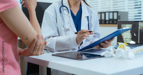 Cuadro en lienzo Hospital and its specialist doctors take care of patient with expertise, advice, discussion and fostering confidence