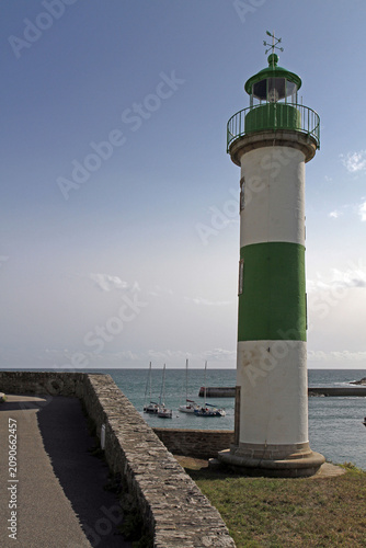 Phare vert et blanc et mer calme