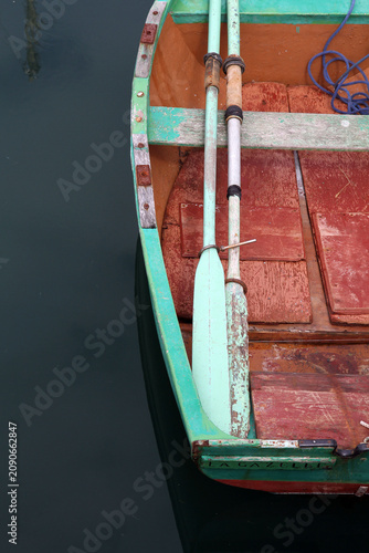 Barque ancienne et rames