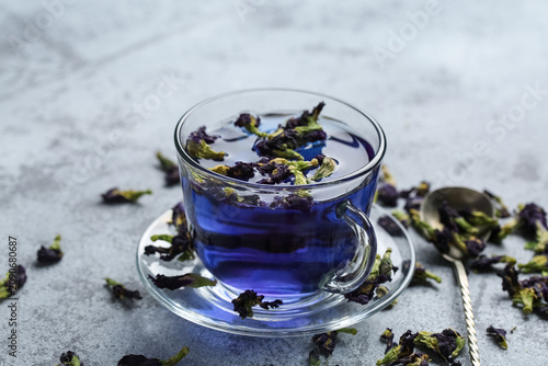 Bild auf Leinwand Glass cup of butterfly pea flower tea on grunge background