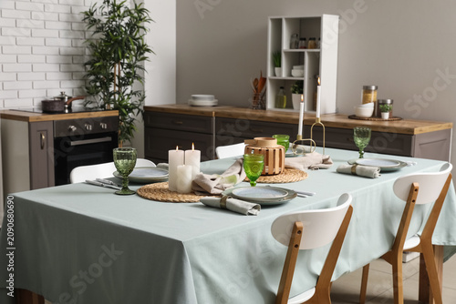 Stylish table setting for d...