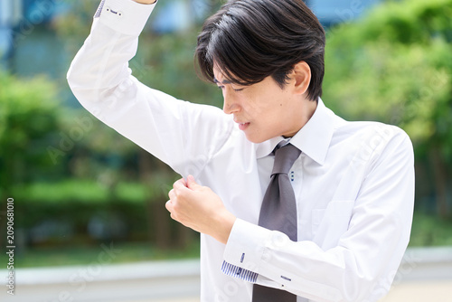 脇汗を気にするアジア人ビジネスマン