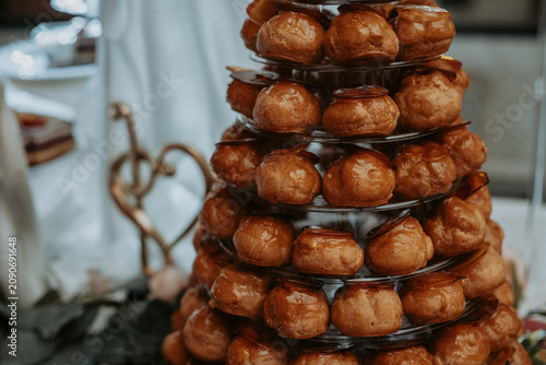 Pièce montée de choux présentée lors de la réception de mariage