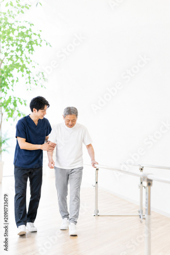 リハビリで歩く練習をしている人