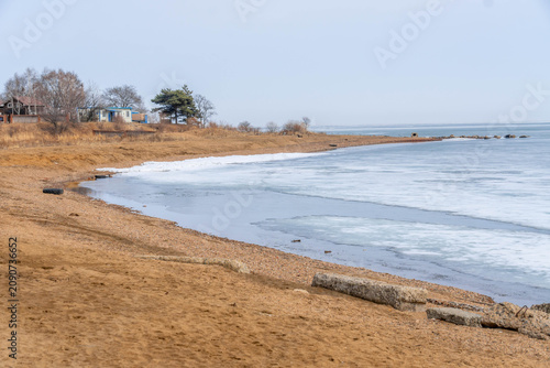 Foto Khanka lake shore with frozen coast in Russia China border during the cold day and sandy beach