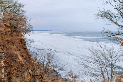Foto Khanka lake shore with frozen coast in Russia China border during the cold day and sandy beach