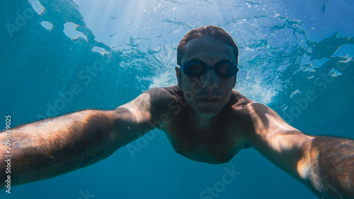 Fotografía A man swims underwater in the Mediterranean Sea