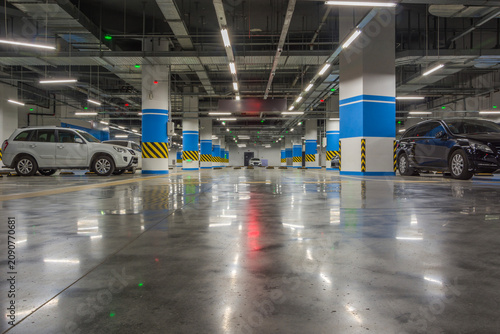 Foto Reflective Surfaces and Minimalist Design in a Modern Parking Garage