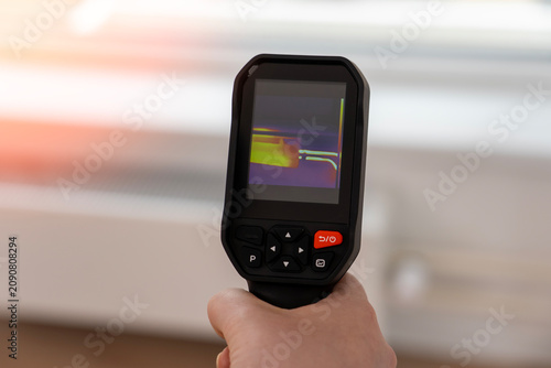 Bilde på lerret Hand grips a thermal camera