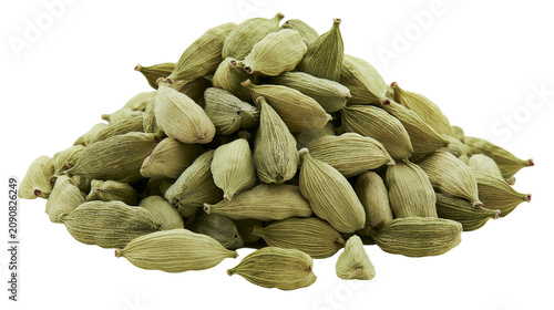 Fotografie Pile of green cardamom pods a fragrant spice, isolated on transparent background