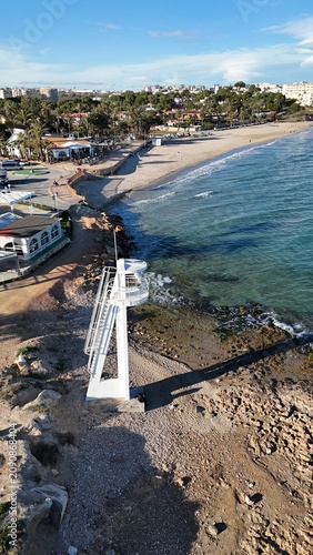 Fotografía Paisaje costero fotografiado con dron en Orihuela Costa, Alicante, ofreciendo una vista privilegiada del litoral mediterráneo, perfecta para contenidos relacionados con turismo