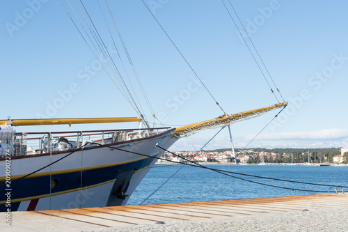 Obraz na plátně Traditional sailing ship bow in Zadar harbor, Adriatic Sea, Croatia