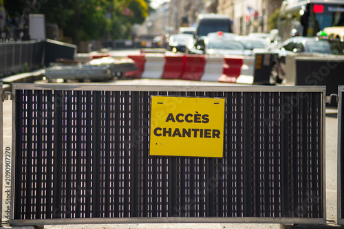 Foto A yellow warning sign reading Construction Site Access is mounted on a metal barricade