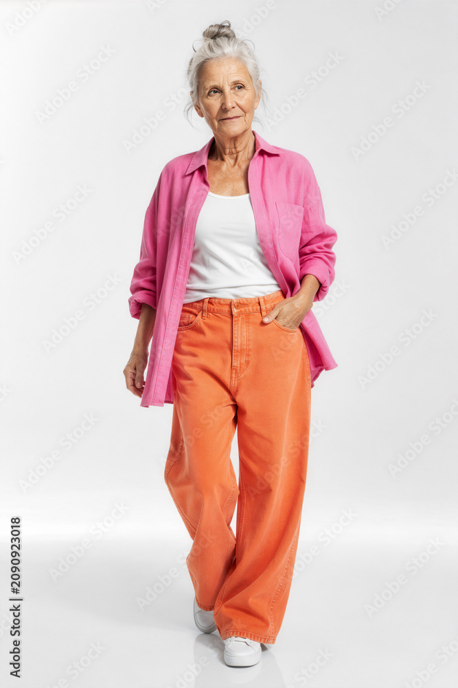 Fototapeta premium Seniorin im bunten Outfit