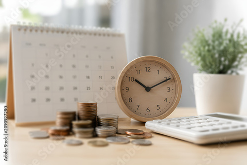 Foto Alarm clock, coins, calculator and calendar represent bill reminder, recurring payment schedule, budgeting, due dates, and smart personal finance management to avoid late fees