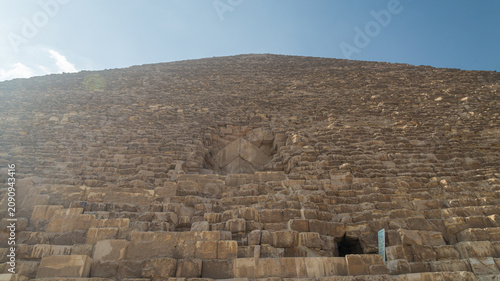 Foto The entrance gate of Cheops pharaoh pyramid, in Giza complex, Cairo, Egypt