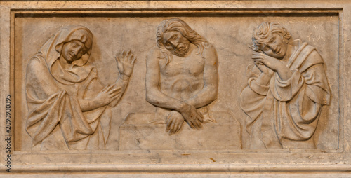 Fotografie LUCCA, ITALY - JUNE 23, 2026: The detail of marble renaissance relief of Lamentation over Death Christ in the church Basilica di San Frediano by Lorenzo Trenta from 15