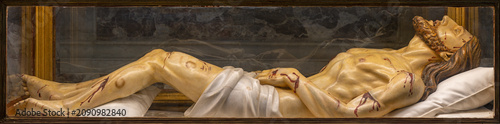 Photos PISA, ITALY - JUNE 22, 2026: The carved polychrome statue of Jesus in the tomb in the church Chiesa di Santa Maria del Carmine by unknown baroque artist