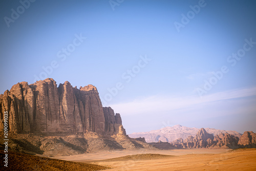 Foto Sandstone mountains and desert landscape in Wadi Rum, Jordan