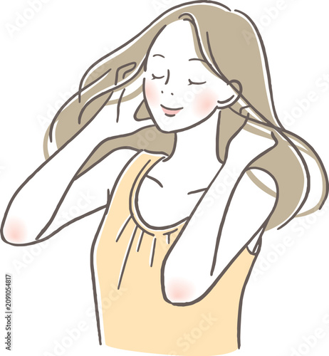 笑顔で目を閉じ髪をかきあげる女性