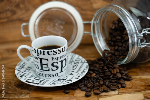 frisch geröstete Kaffeebohnen auf Olivenholz