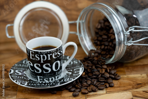 frisch geröstete Kaffeebohnen auf Olivenholz
