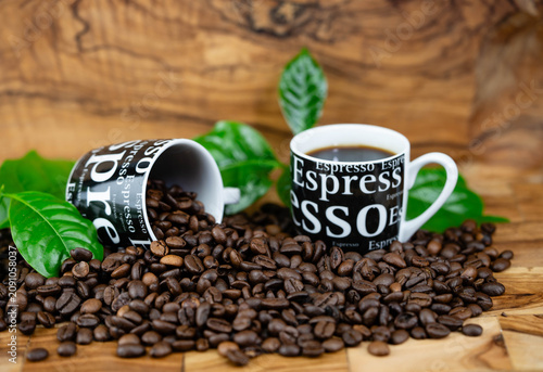frisch geröstete Kaffeebohnen auf Olivenholz
