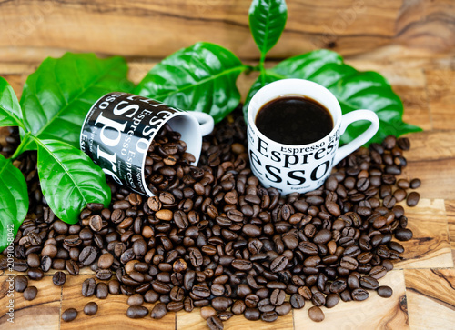 frisch geröstete Kaffeebohnen auf Olivenholz