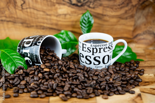 frisch geröstete Kaffeebohnen auf Olivenholz