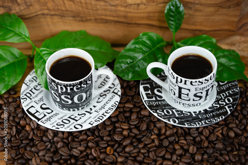 frisch geröstete Kaffeebohnen auf Olivenholz
