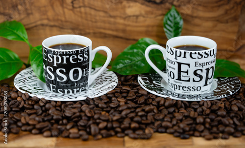 frisch geröstete Kaffeebohnen auf Olivenholz