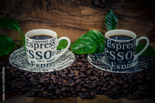 frisch geröstete Kaffeebohnen auf Olivenholz
