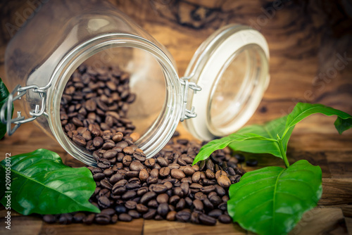 frisch geröstete Kaffeebohnen auf Olivenholz