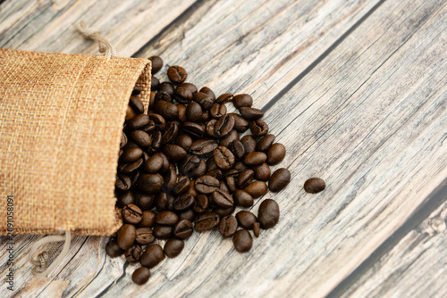 frisch geröstete Kaffeebohnen auf Olivenholz