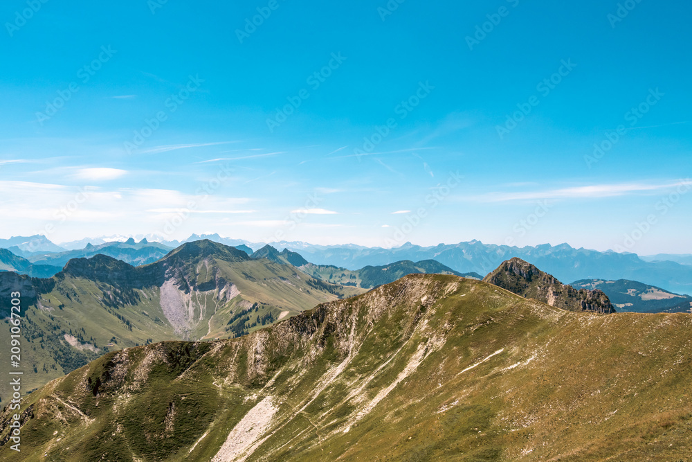 Fototapeta premium Crête rocheuse et sentier de montagne escarpé au sommet du Moléson face aux Alpes