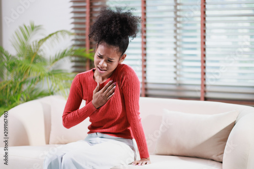 Foto Young woman having chest pain, suffering from discomfort, feeling breathless, ex