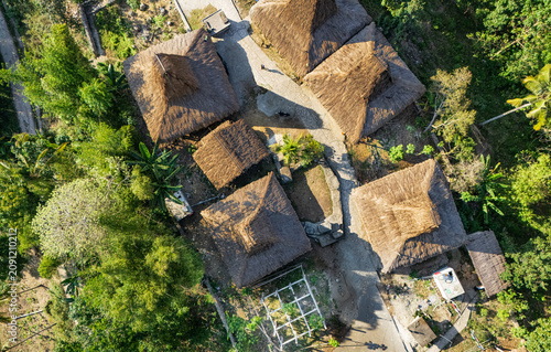 The traditional houses of the Sumba people generally have roofs made of thatch and stand tall; around them, there are also stone graves of the local residents