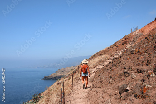 Randonnée à Ponta de São Lourenço : femme marchant sur les falaises de Madère avec vue sur l'océan