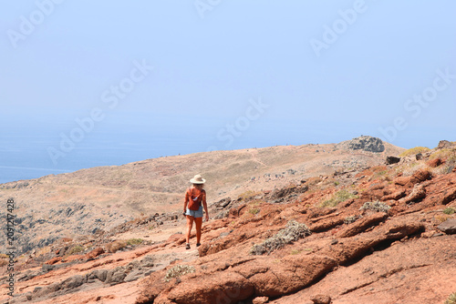 Randonnée à Ponta de São Lourenço : femme marchant sur les falaises de Madère avec vue sur l'océan