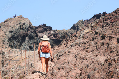 Randonnée à Ponta de São Lourenço : femme marchant sur les falaises de Madère avec vue sur l'océan