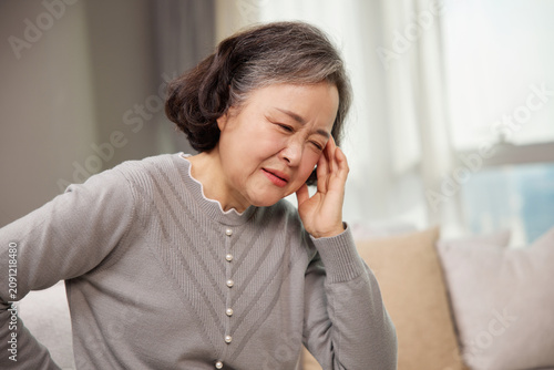 Fotografía Elderly woman feeling dizzy and unwell at home