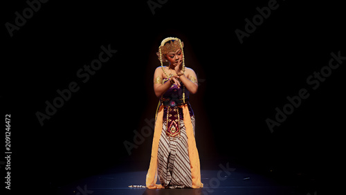 Cuadro en lienzo Centered Portrait of Traditional Dancer with Respectful Expression