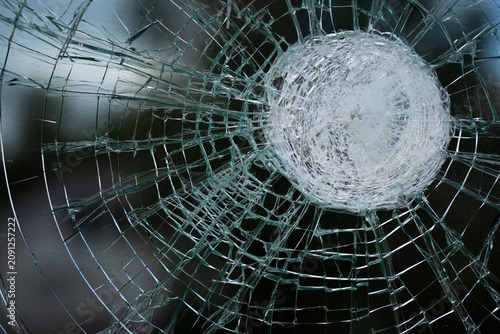 Φωτογραφία Shattered glass hole close-up