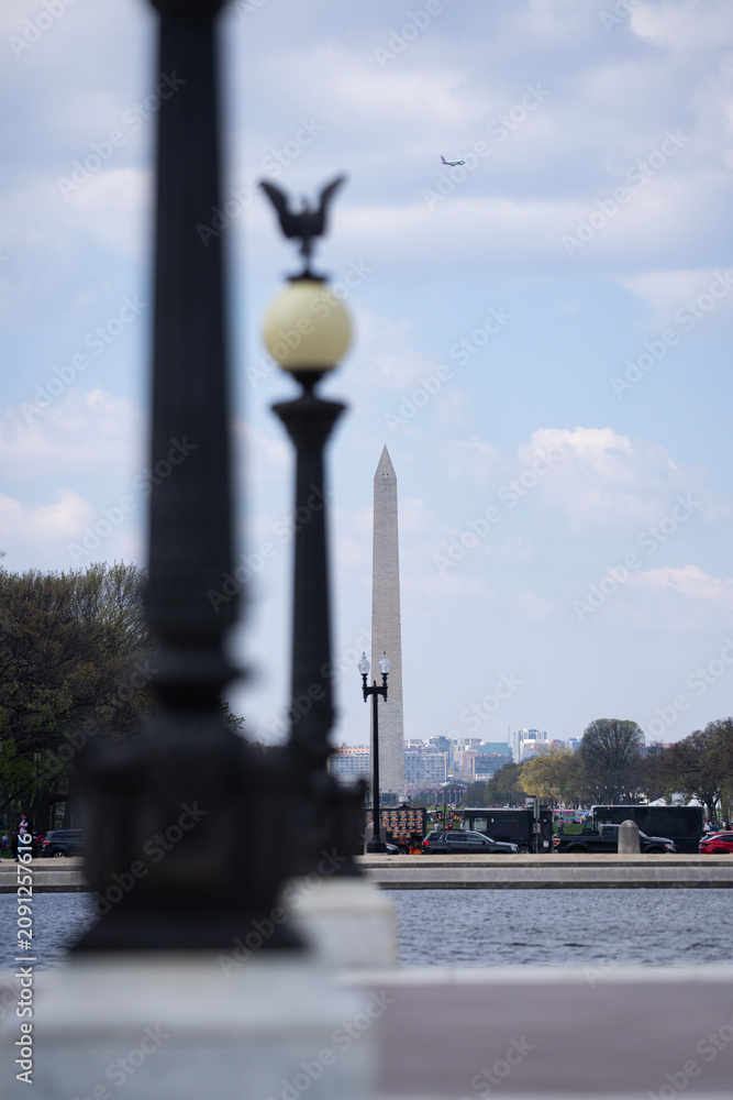 Obraz premium Washington Monument. Iconic obelisk in Washington DC. Columns of the US Capitol. Historic USA government architecture. US Capitol with Washington Monument view.