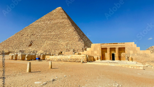 Obraz na płótnie The majesty of the Egyptian pyramids, Cairo, Giza