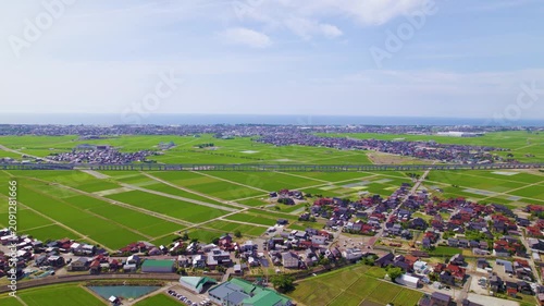 【ドローン空撮・下降する】緑豊かな水田から新幹線高架、地平線まで加賀平野のパノラマを一望する映像（石川県小松市北部）／Descending Aerial Drone Shot: Panoramic View of Kaga Plain, Rice Fields & Shinkansen (Northern Komatsu City)