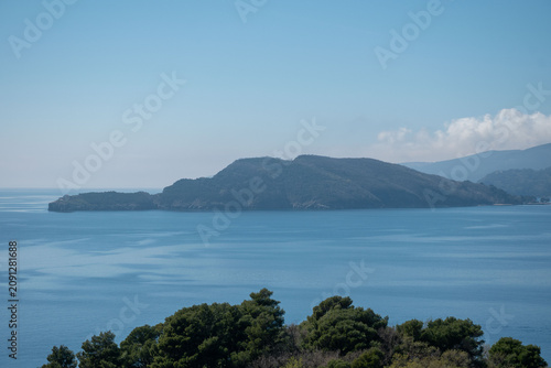 Foto Sveti Nikola Island, a beautiful uninhabited island in Montenegro, surrounded by clear Adriatic waters